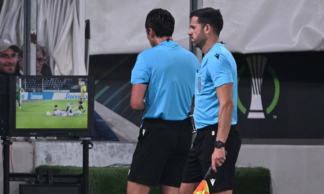 IFAB: Δύο διαιτητές και κατάργηση βοηθών