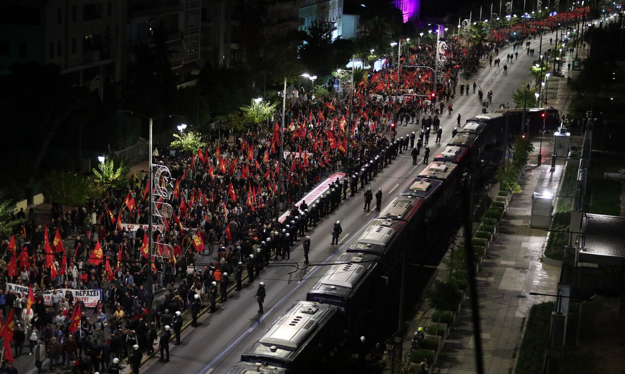 Πλήθος κόσμου τίμησε την 52η επέτειο της εξέγερσης του Πολυτεχνείου (vid)