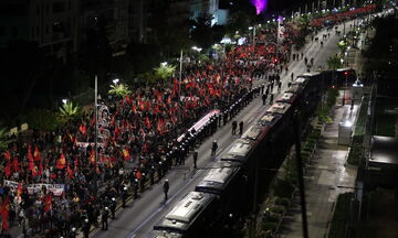 Πλήθος κόσμου τίμησε την 52η επέτειο της εξέγερσης του Πολυτεχνείου (vid)