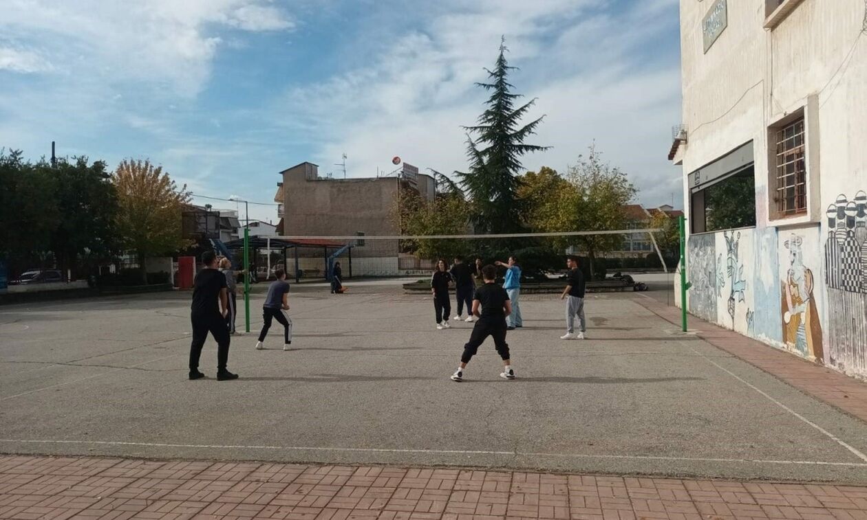 Ο ομοσπονδιακός προπονητής Πέτρος Πνάκας στο 7ο Λύκειο Λάρισας