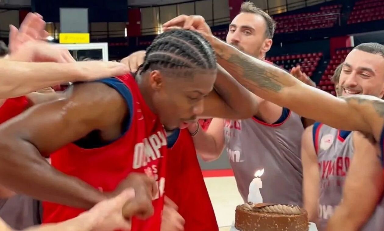 Ολυμπιακός: Τούρτα στον Κώστα Αντετοκούνμπο (vid)