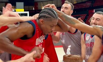 Ολυμπιακός: Τούρτα στον Κώστα Αντετοκούνμπο (vid)