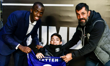 Ο Τεττέι χάρισε τη φανέλα του στον Γιαννάκη