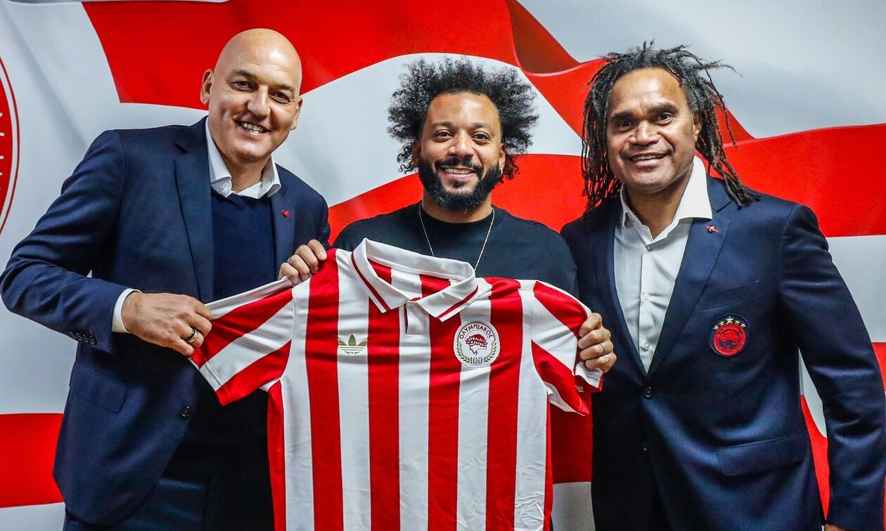 Ο Μαρσέλο με την επετειακή φανέλα του Ολυμπιακού