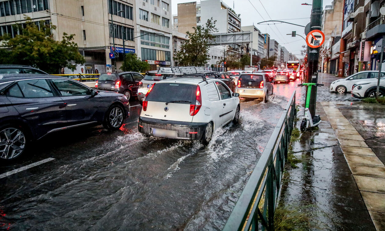 Μποτιλιάρισμα στην Αττική λόγω της σφοδρής βροχόπτωσης 