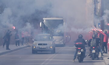 Απόβαση στη Σύρο: Η συνοδεία των φιλάθλων του Ολυμπιακού στο πούλμαν της ομάδας (pics)