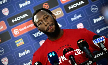 Χολ: «Αύριο να παίξουμε το μπάσκετ του Ολυμπιακού»