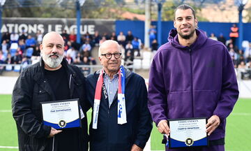 Ελλάς Σύρου - Ολυμπιακός: Βράβευσαν Πρίντεζη και Καραπαπά οι γηπεδούχοι (vid)