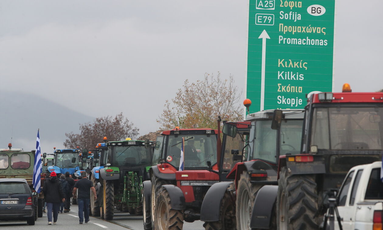 Ενισχύουν τα μπλόκα τους οι αγρότες στην βόρεια Ελλάδα 
