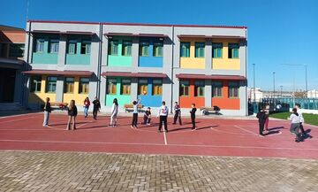 Ο ομοσπονδιακός προπονητής Πέτρος Πνάκας στο 24ο Δημοτικό Λάρισας