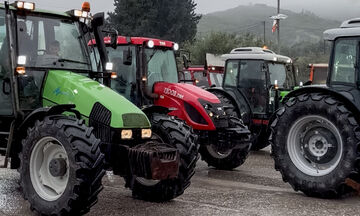 Μπλόκα: Επιμένουν οι αγρότες με ορίζοντα εορτών - Η κυβέρνηση επιδιώκει «κατάπαυση» μέσω πληρωμών