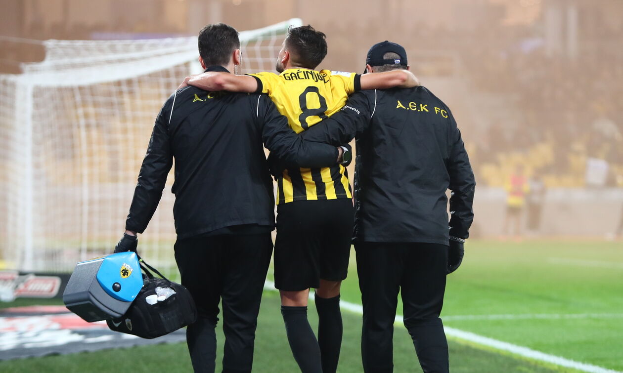 ΑΕΚ: Υποβασταζόμενος αποχώρησε ο Γκατσίνοβιτς