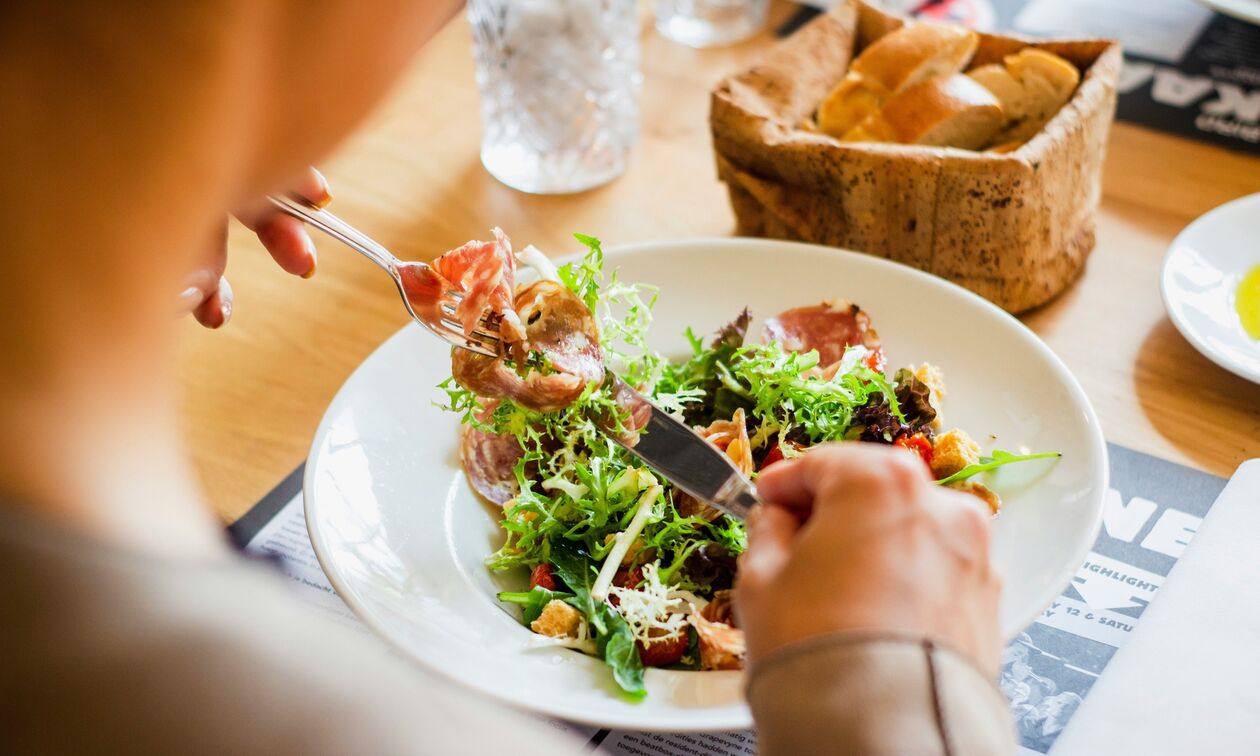 Μεσημεριανό: Ποια ώρα πρέπει να τρώμε για να έχουμε ενέργεια
