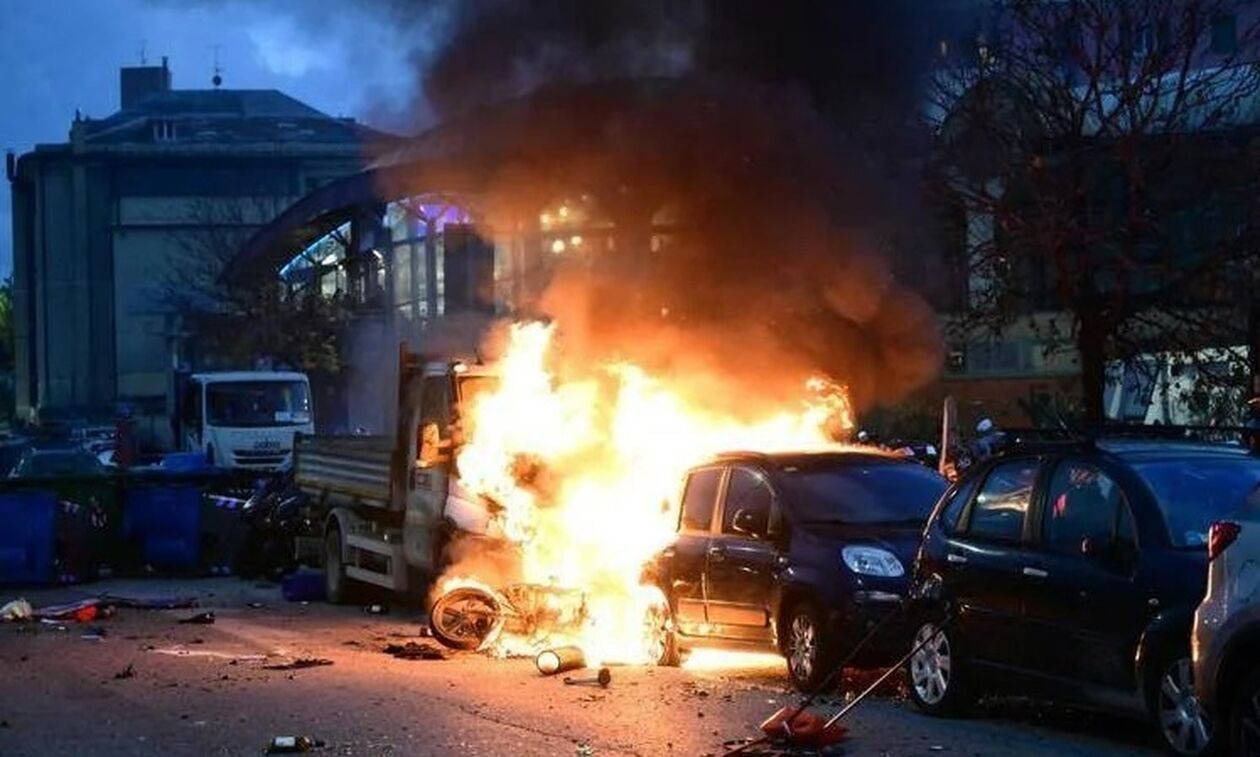 Ίντερ - Τζένοα: Σοβαρά επεισόδια με καμένα οχήματα και τραυματίες πριν από τη σέντρα