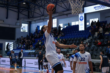 Xέσον: «Είναι υπέροχα στη Μύκονο - Προσπαθώ να λειτουργώ ως ηγέτης»