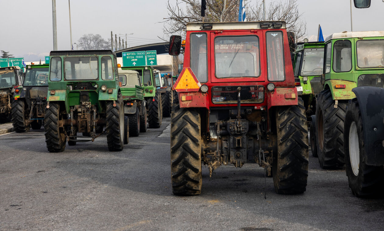 Οι αγρότες έκλεισαν την εθνική οδό και στα δύο ρεύματα στα Μάλγαρα