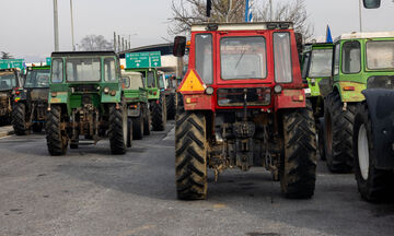 Οι αγρότες έκλεισαν την εθνική οδό και στα δύο ρεύματα στα Μάλγαρα