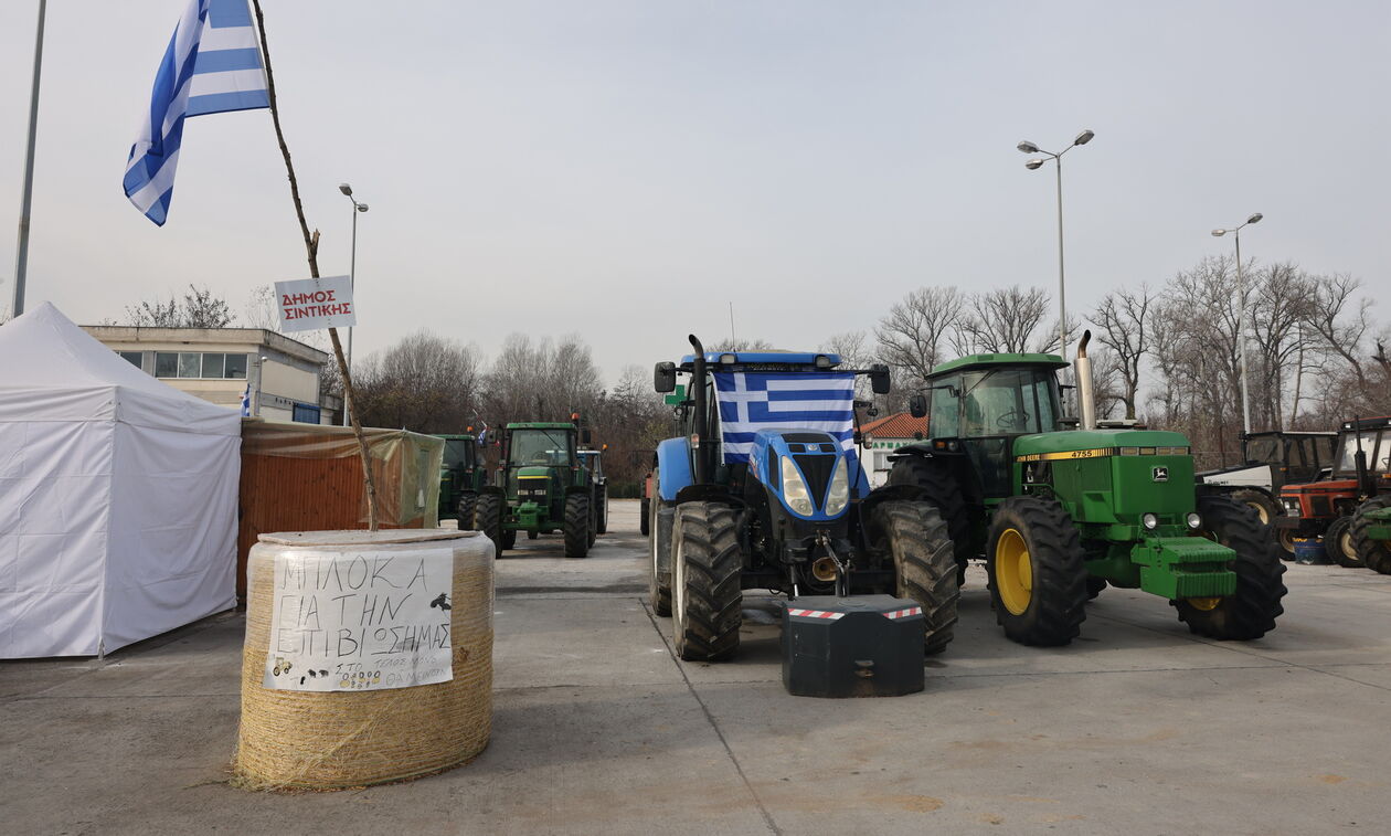 Επιμένουν στα μπλόκα οι αγρότες