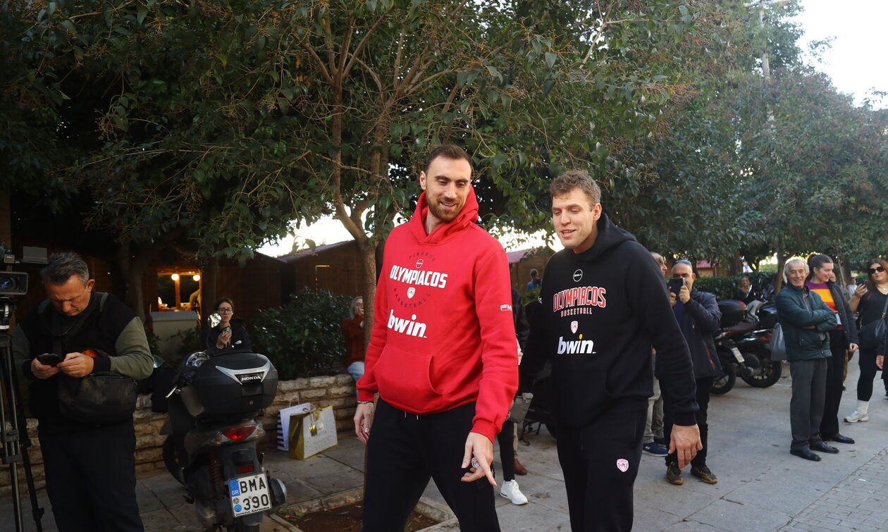 Η επίσκεψη των Βεζένκοφ και Μιλουτίνοφ στην πλατεία Κοραή (vid, pics)