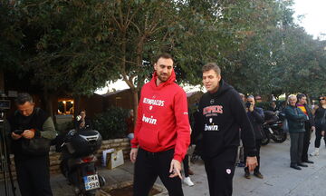 Η επίσκεψη των Βεζένκοφ και Μιλουτίνοφ στην πλατεία Κοραή (vid, pics)