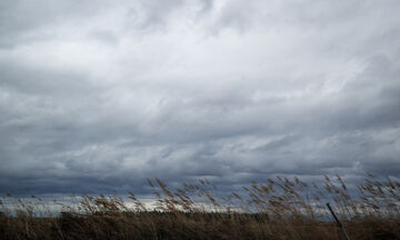 Καιρός: Λίγες νεφώσεις κατά περιόδους αυξημένες με τοπικές βροχές στην Αττική