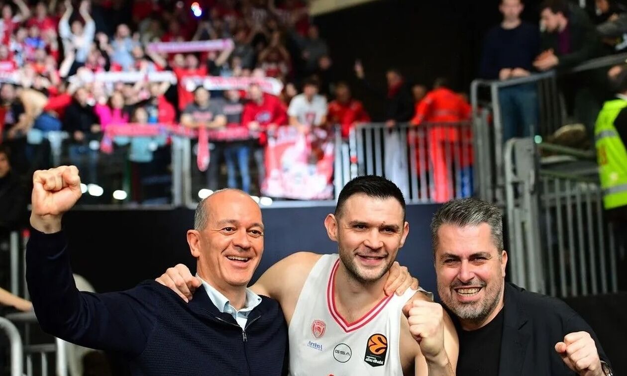 Μπολόνια:Πανηγυρική φωτογραφία Γιώργου Αγγελόπουλου-Παπανικολάου-Μπαφέ με φόντο το ερυθρόλευκο κοινό