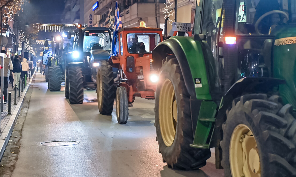 Aγρότες: Aποκλεισμοί σε τελωνεία, μπλόκα σε εθνικές οδούς