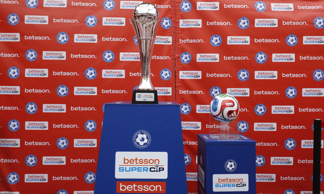 Στην πλατεία Κανάρη του Πειραιά το τρόπαιο και η μπάλα του Super Cup