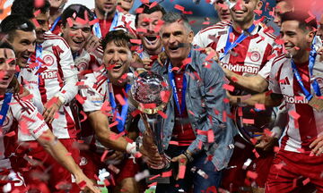 Η στιγμή της απονομής του τροπαίου στον Ολυμπιακό