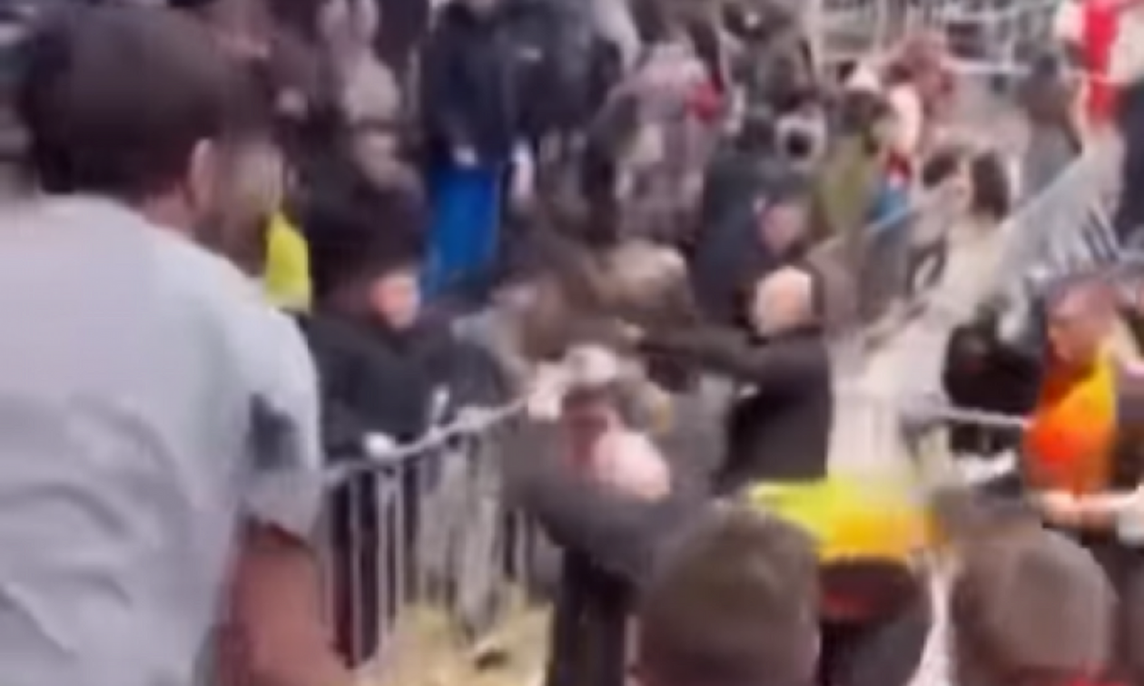 Ερυθρός Αστέρας - Βαλένθια: Ρίψη αντικειμένων προς τους διαιτητές από τους Σέρβους οπαδούς 