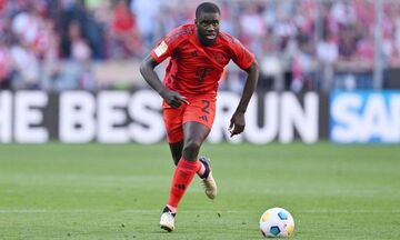 Μετά τον Γκνάμπρι, ανανεώνει με τη Μπάγερν και ο Ουπαμεκανό