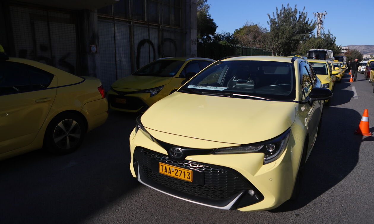 Απεργία ταξί: Με καπνογόνα και κόρνες η πορεία των οδηγών προς το υπουργείο Μεταφορών