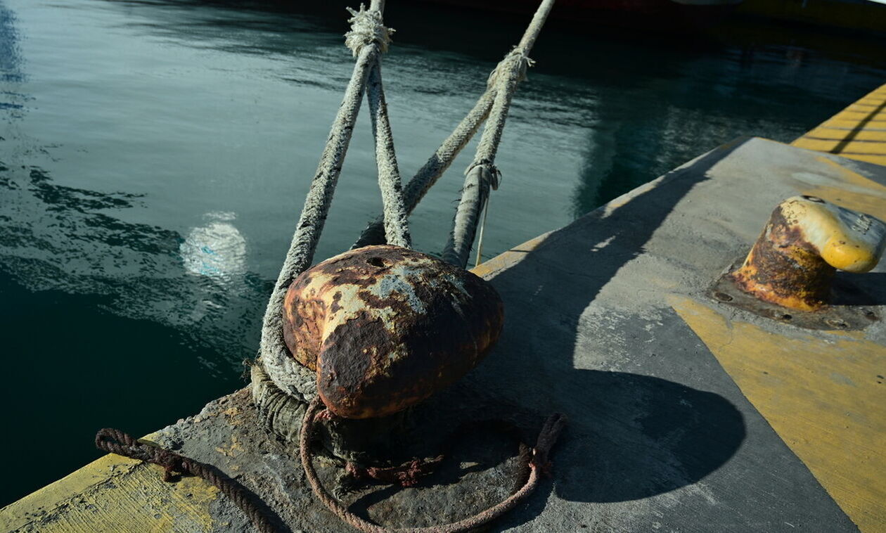 Ισχυροί άνεμοι κρατούν «δεμένα» τα πλοία 