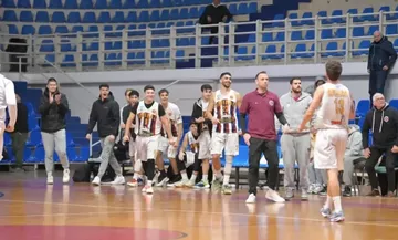 Μάντζαρης: «Τα παιδιά μεγαλώνουν μπασκετικά βδομάδα με τη βδομάδα»