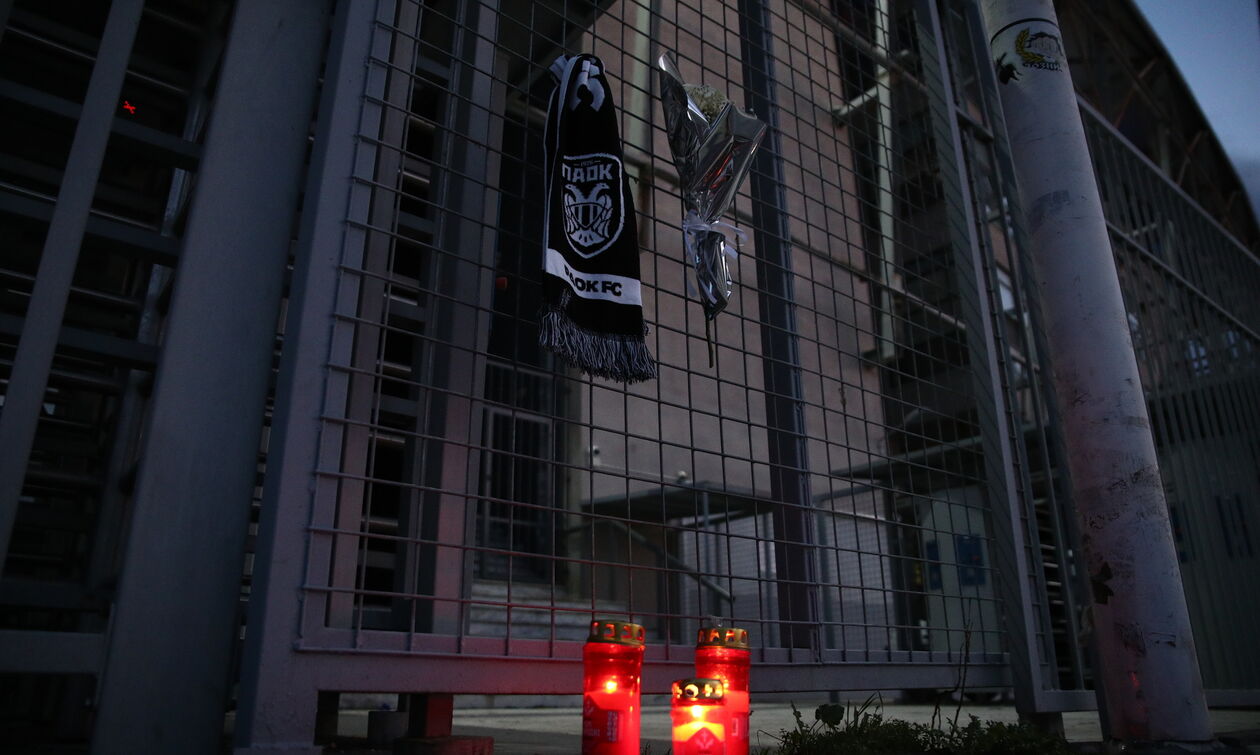 Θρήνος στον ΠΑΟΚ: Μεσίστιες οι σημαίες, κεριά και κασκόλ στην Τούμπα