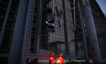 Θρήνος στον ΠΑΟΚ: Μεσίστιες οι σημαίες, κεριά και κασκόλ στην Τούμπα