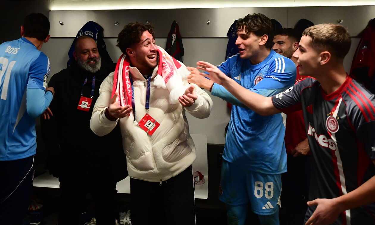 Άγιαξ - Ολυμπιακός: Ο Μπάμπης Κωστούλας στα αποδυτήρια των ερυθρόλευκων!