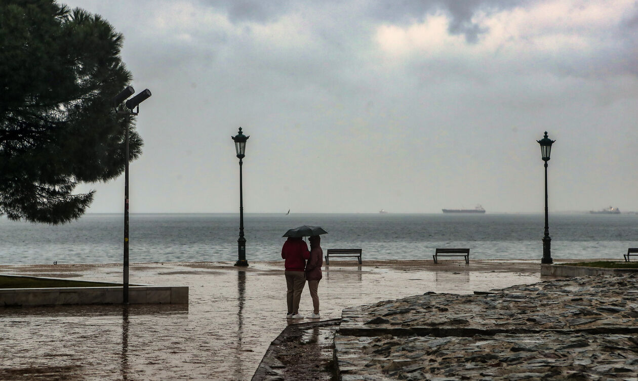 Καιρός: Νεφώσεις με βροχές και σποραδικές καταιγίδες