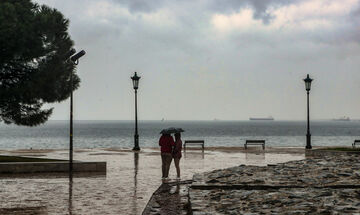 Καιρός: Νεφώσεις με βροχές και σποραδικές καταιγίδες