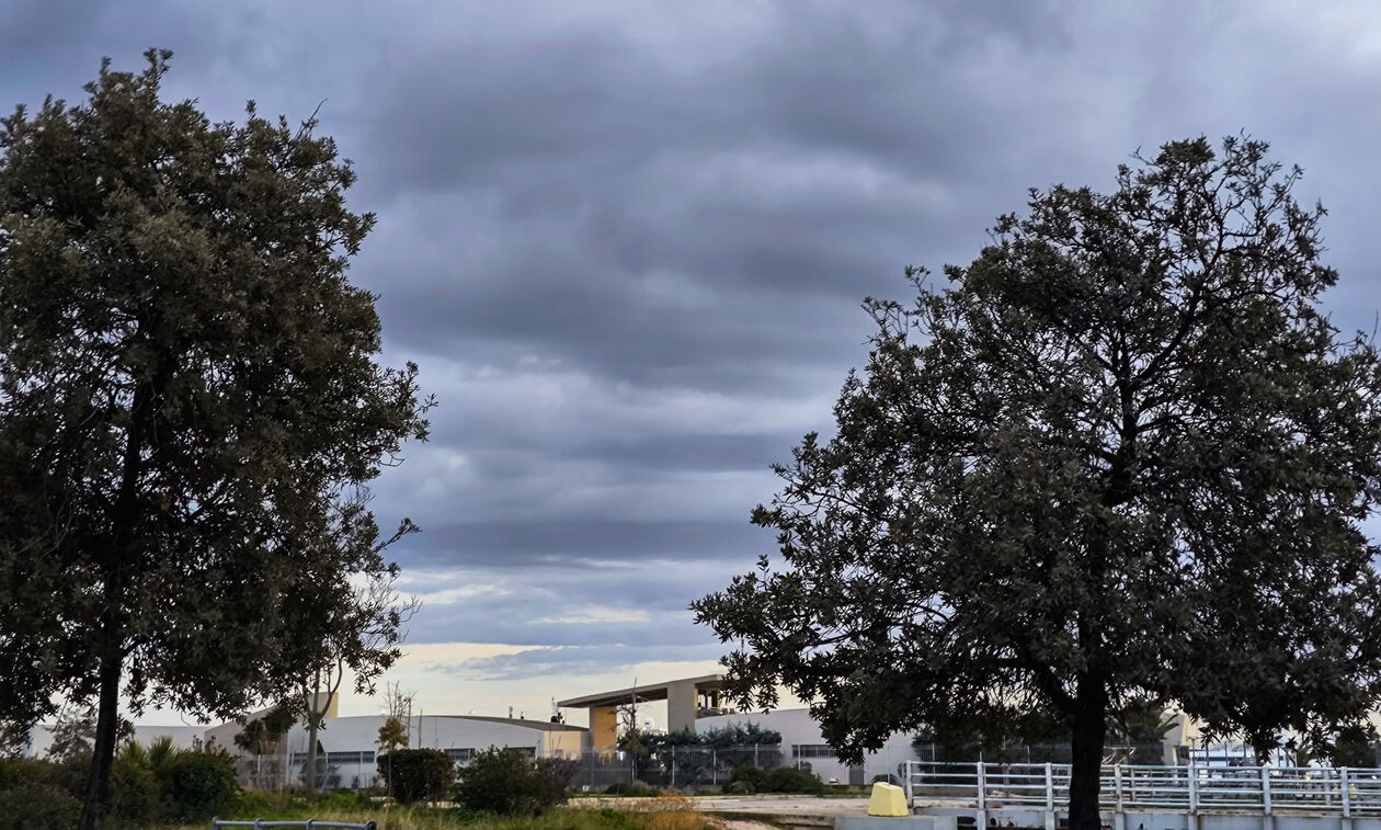 Καιρός: Αυξημένες νεφώσεις και σποραδικές καταιγίδες σχεδόν σε όλη τη χώρα