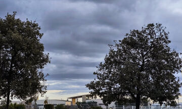 Καιρός: Κατά τόπους αυξημένες νεφώσεις με τοπικές βροχές 