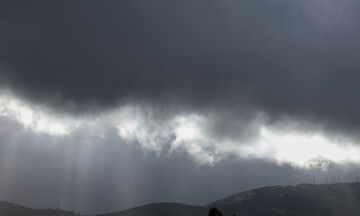 Καιρός: Ισχυρές βροχές και καταιγίδες, κατά τόπους, με πρόβλεψη και για χαλαζόπτωση