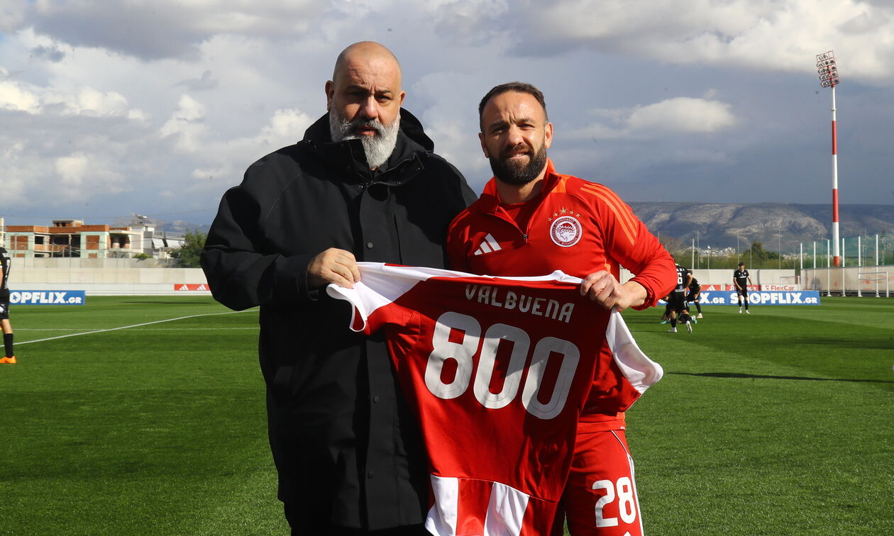 Ολυμπιακός: Τιμήθηκε ο Βαλμπουενά για τις 800 συμμετοχές στην καριέρα του! (pic)