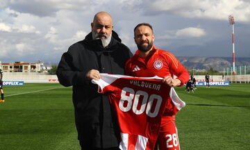 Ολυμπιακός: Τιμήθηκε ο Βαλμπουενά για τις 800 συμμετοχές στην καριέρα του! (pic)