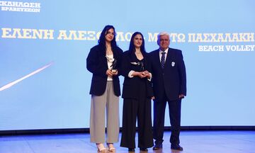 Ο Γιώργος Καραμπέτσος βράβευσε την Ελένη Αλεξόγλου και την Μυρτώ Πασχαλάκη στην εκδήλωση της Ε.Ο.Ε.