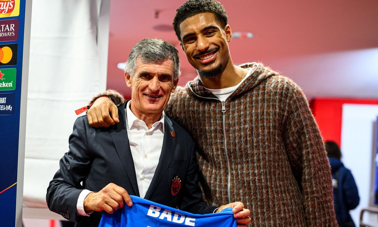 Ο Μπαντέ έδωσε υπογεγραμμένη φανέλα στον πρώην προπονητή του, Χοσέ Λουίς Μεντιλίμπαρ