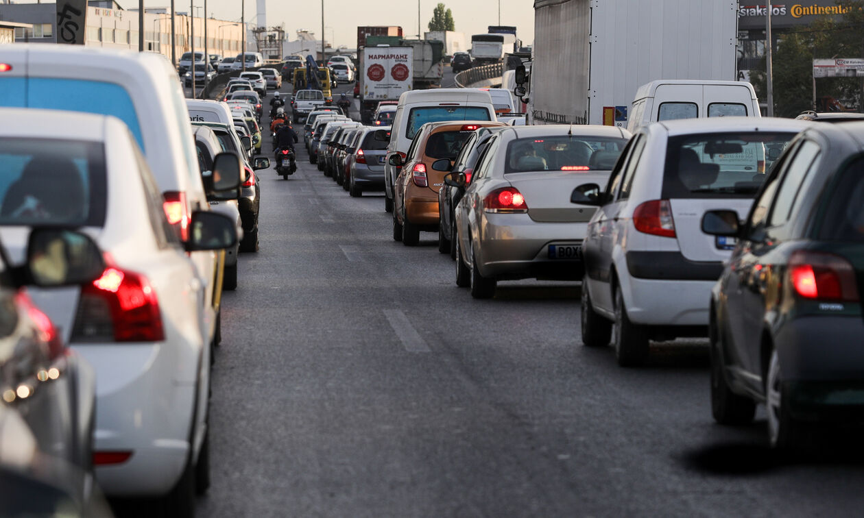 Κίνηση: Στο «κόκκινο» το κέντρο της Αθήνας 