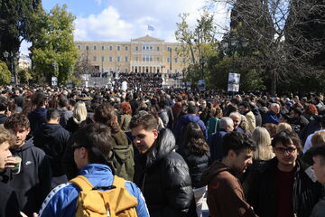 Τρία χρόνια από τα Τέμπη: Γέμισε με κόσμο η πλατεία Συντάγματος