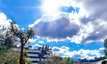 Καιρός: Λίγες νεφώσεις κατά τόπους αυξημένες