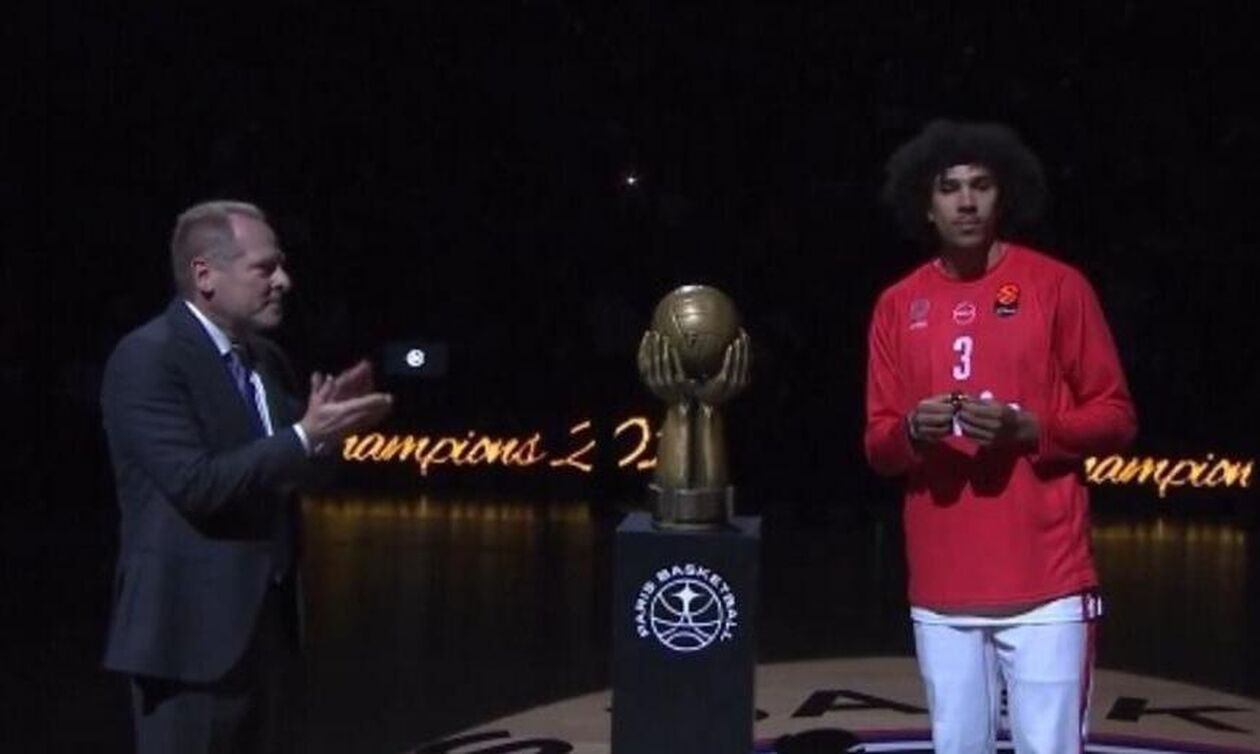 Παρί - Ολυμπιακός: Οι γηπεδούχοι βράβευσαν τον Τάισον Γουόρντ (vid)